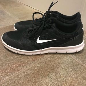 Black Nike tennis shoes